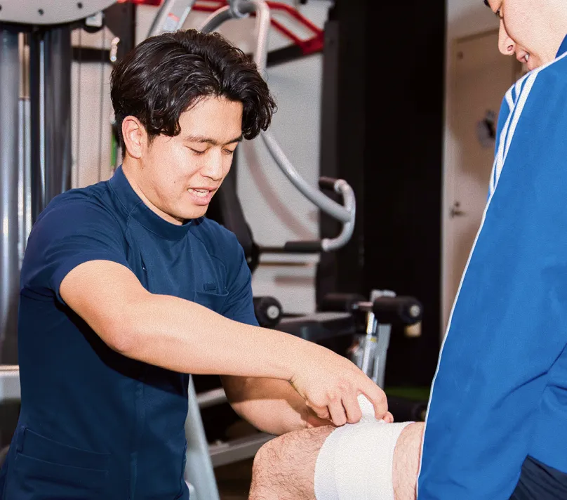 手当てしている様子