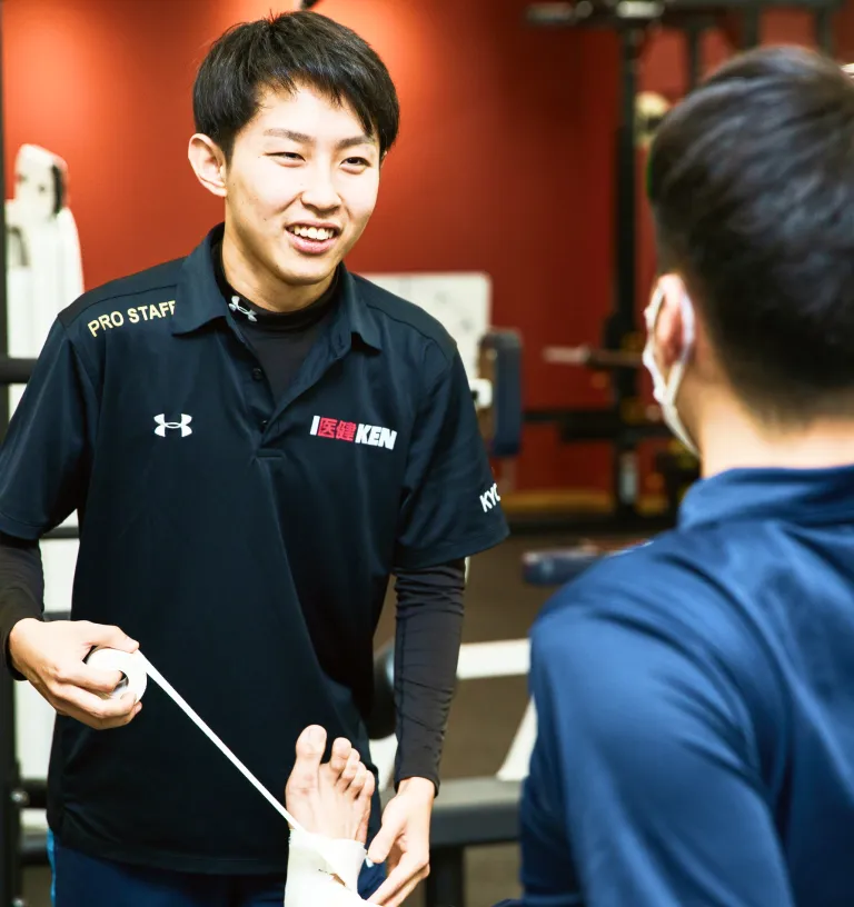 テーピングする様子